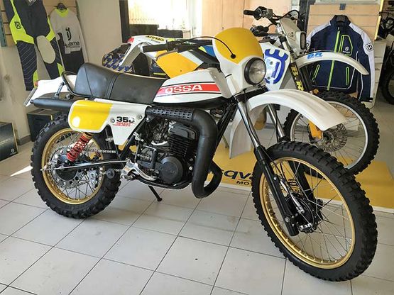 motocicleta blanca con amarillo